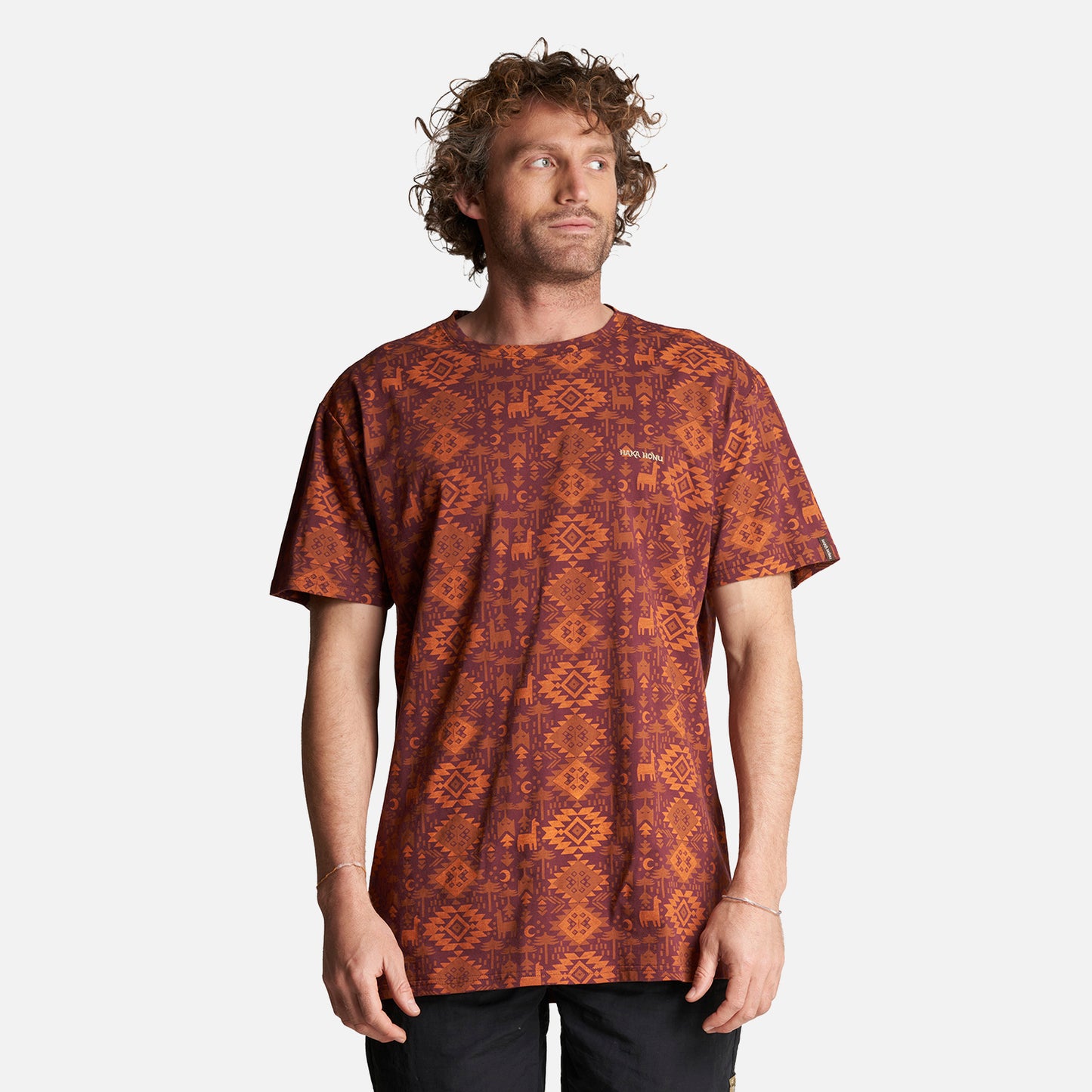 Polera Hombre Llámalo Print Burdeo Haka Honu