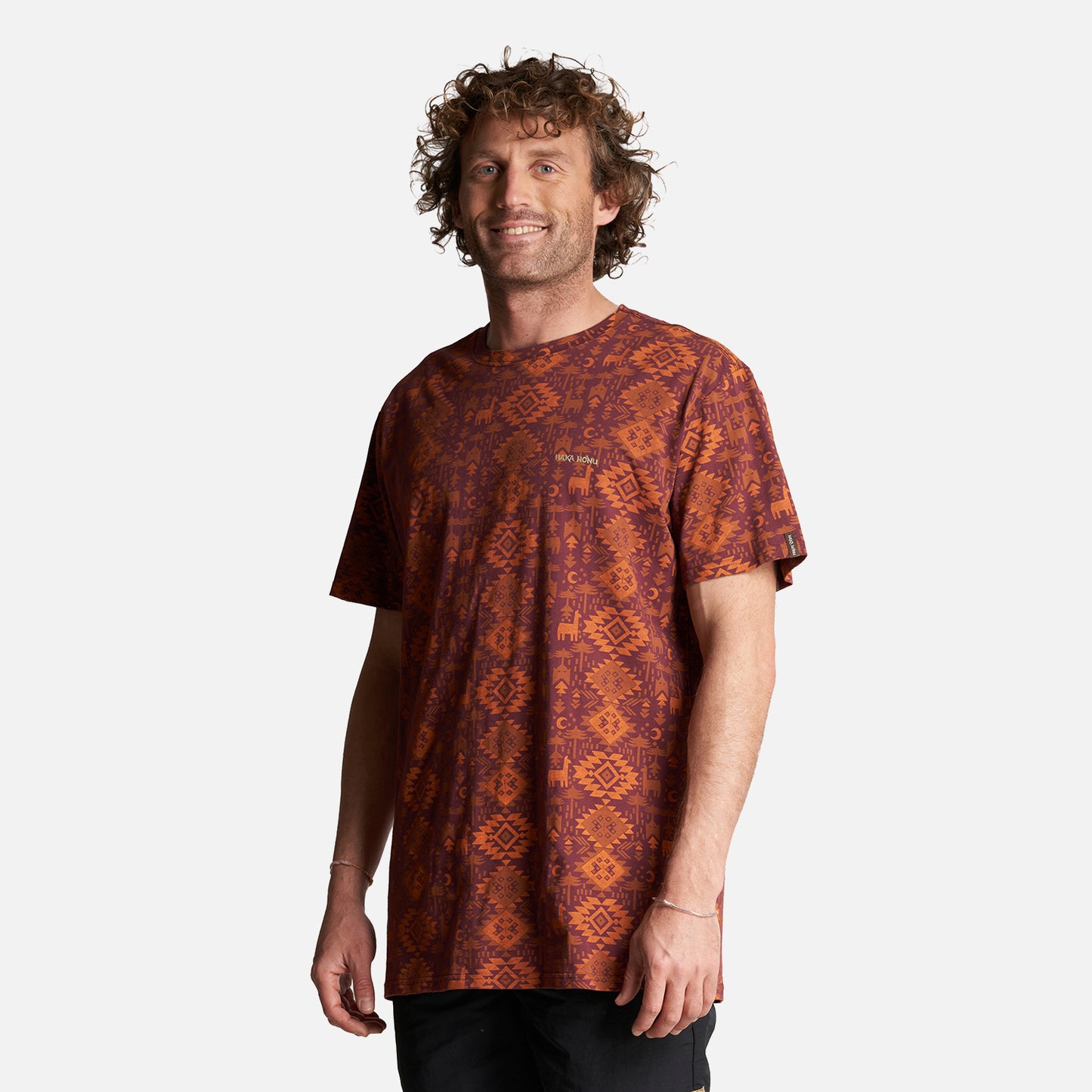 Polera Hombre Llámalo Print Burdeo Haka Honu