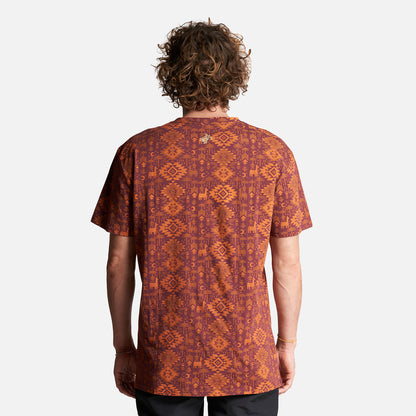 Polera Hombre Llámalo Print Burdeo Haka Honu