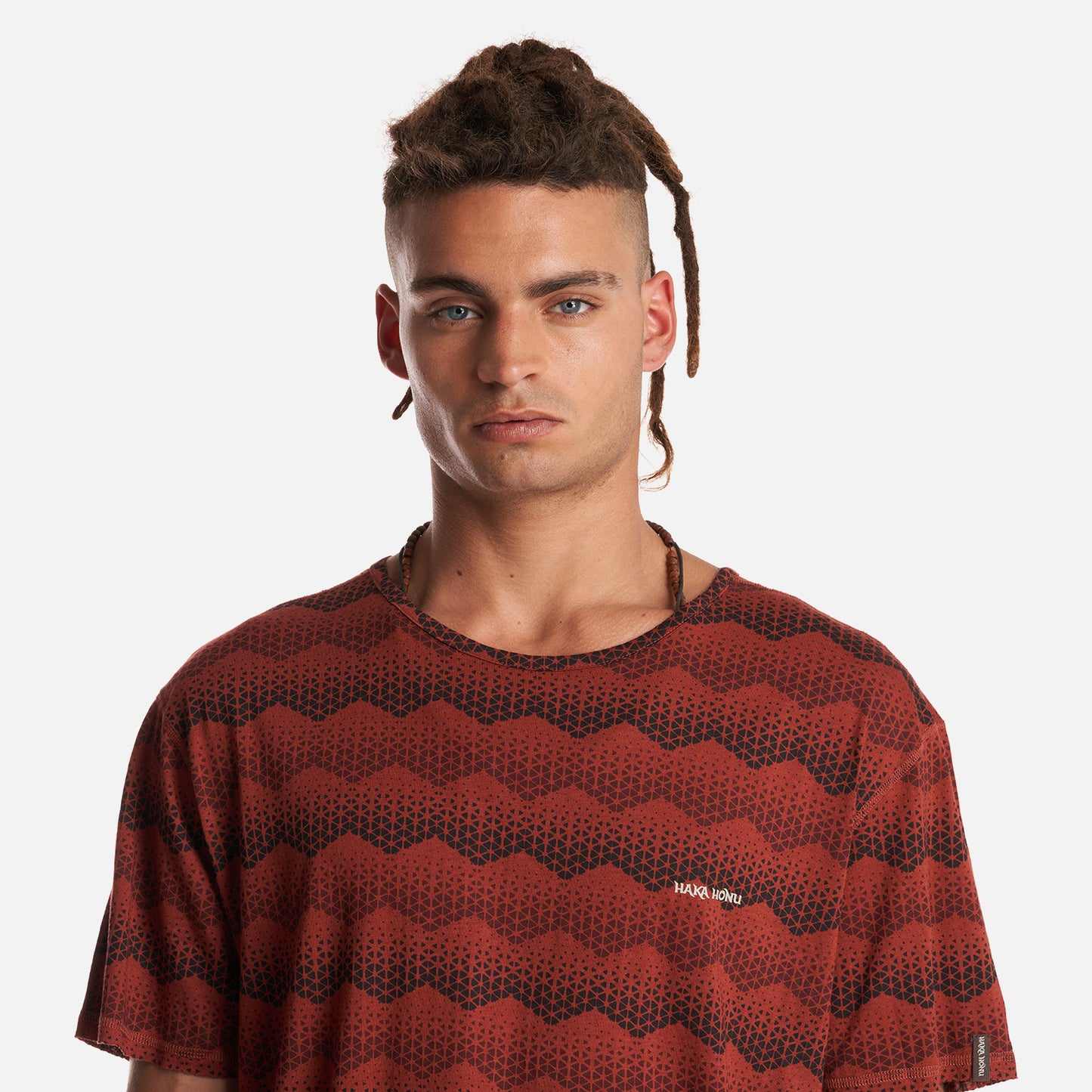 Polera Hombre Bi-Curioso Print Terracota Haka Honu